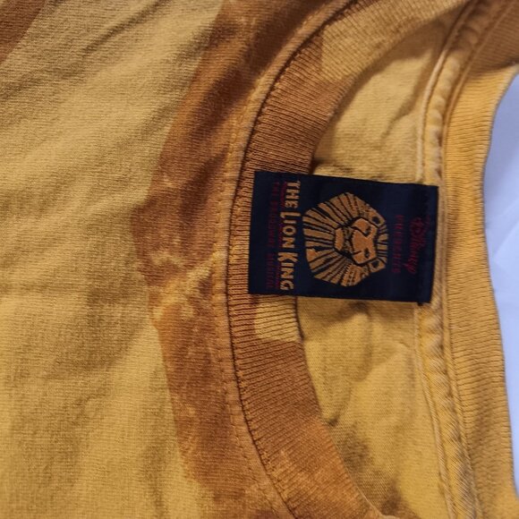 XL T-Shirt Disney The Lion King AOP Musical Mandalay Bay Gold Cotton Y2K Vtg - Picture 4 of 8